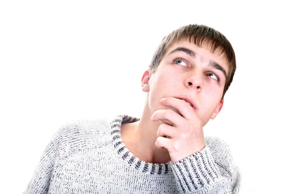 En gutt som tenker. Foto.