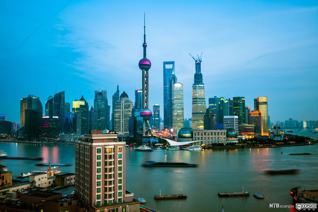 Shanghais skyskrapere i mange farger om kvelden. Foto.