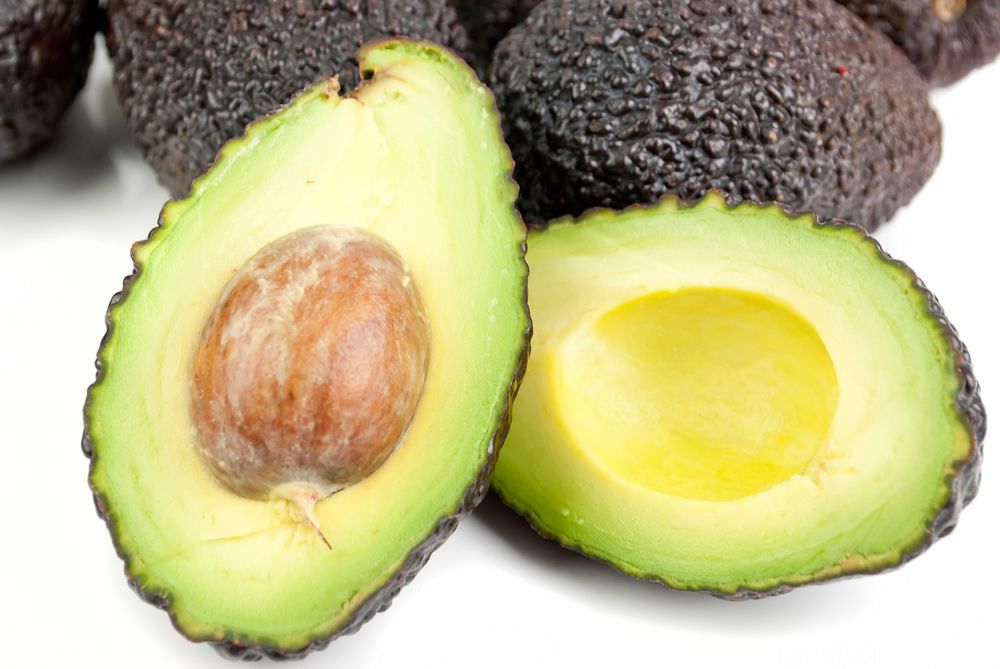 En avokado delt i to. Foto.
