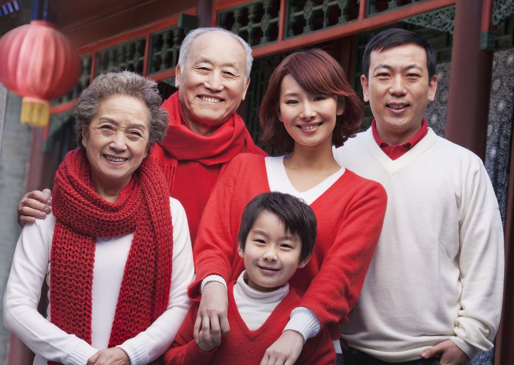 En familie tar selfie på Den himmelske freds plass i Beijing. Foto.