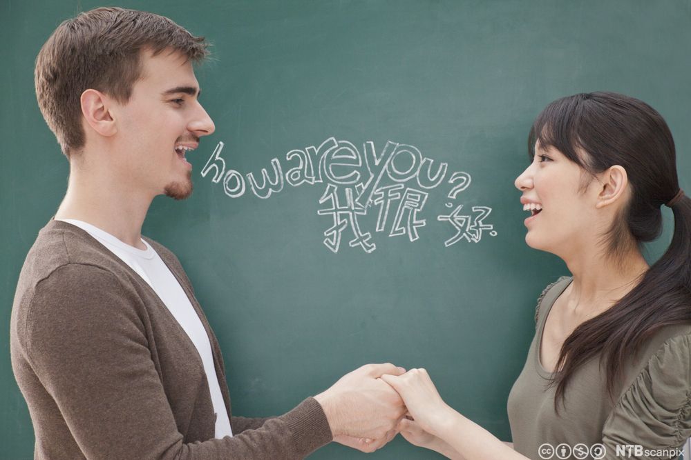 Lærer og elev foran tavle. Foto.