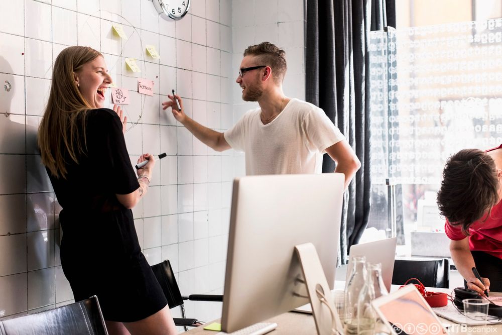 Unge mennesker på kontoret. Foto.