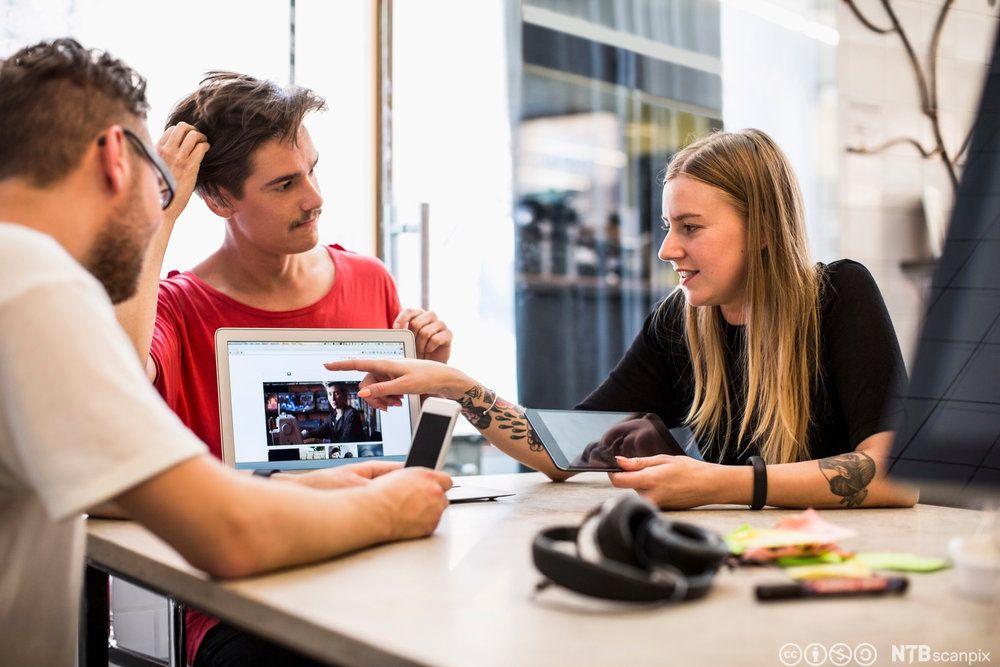 Kreativt team vurderer et bilde