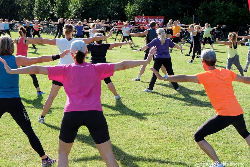 Mennesker som trener utendørs