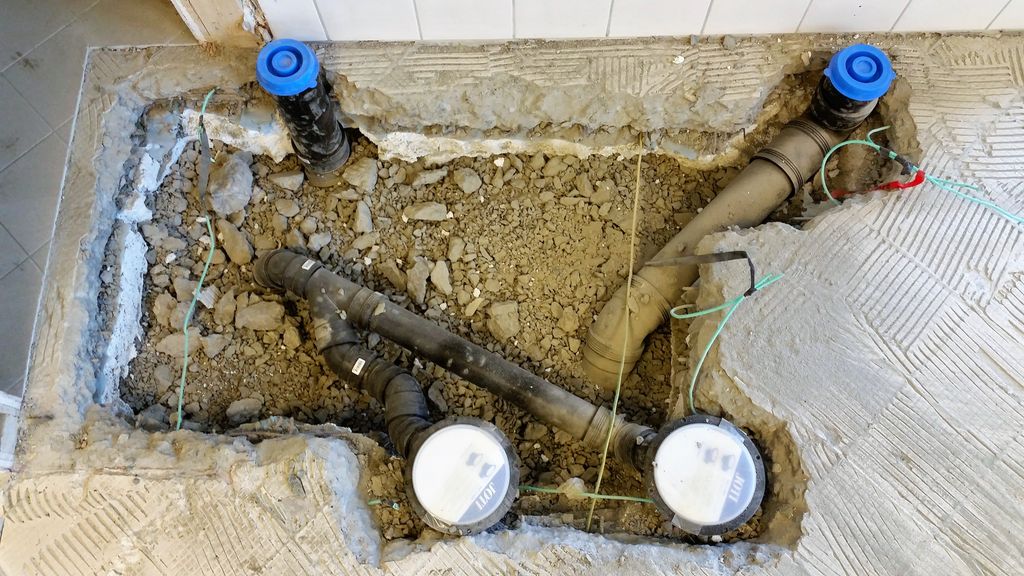 Sluk og avløpsrør i gulv før støp. Foto.