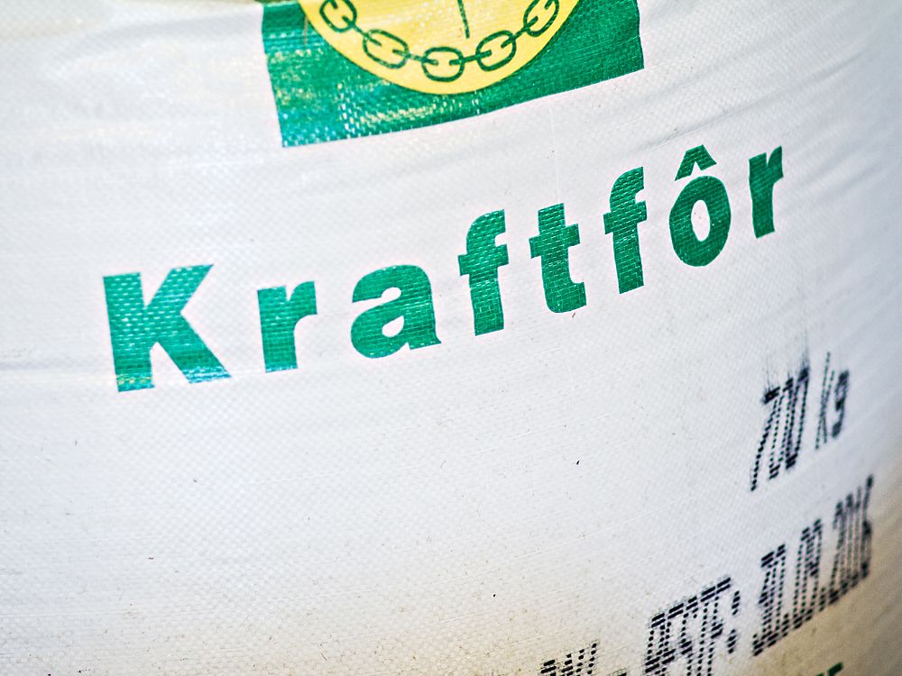 Nærbilete av ein kraftfôrsekk. Foto.