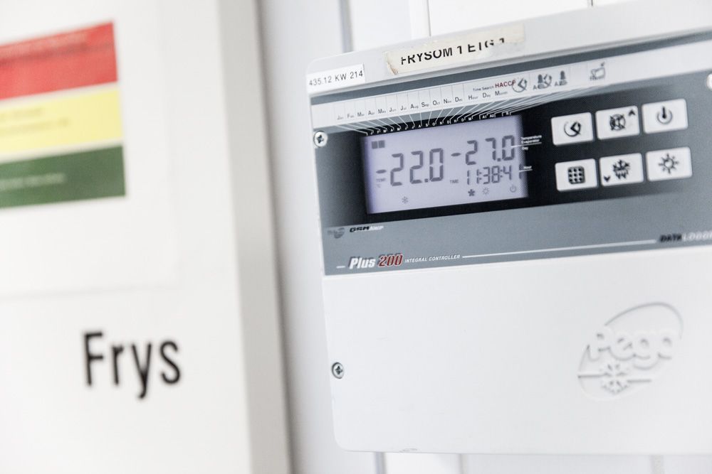 Et digital display som viser temperatur og klokkeslett. Displayet viser minus 22 og minus 27. Foto.