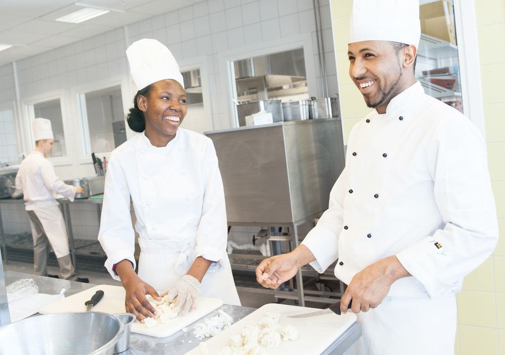 To kokker kutter blomkål. Foto.