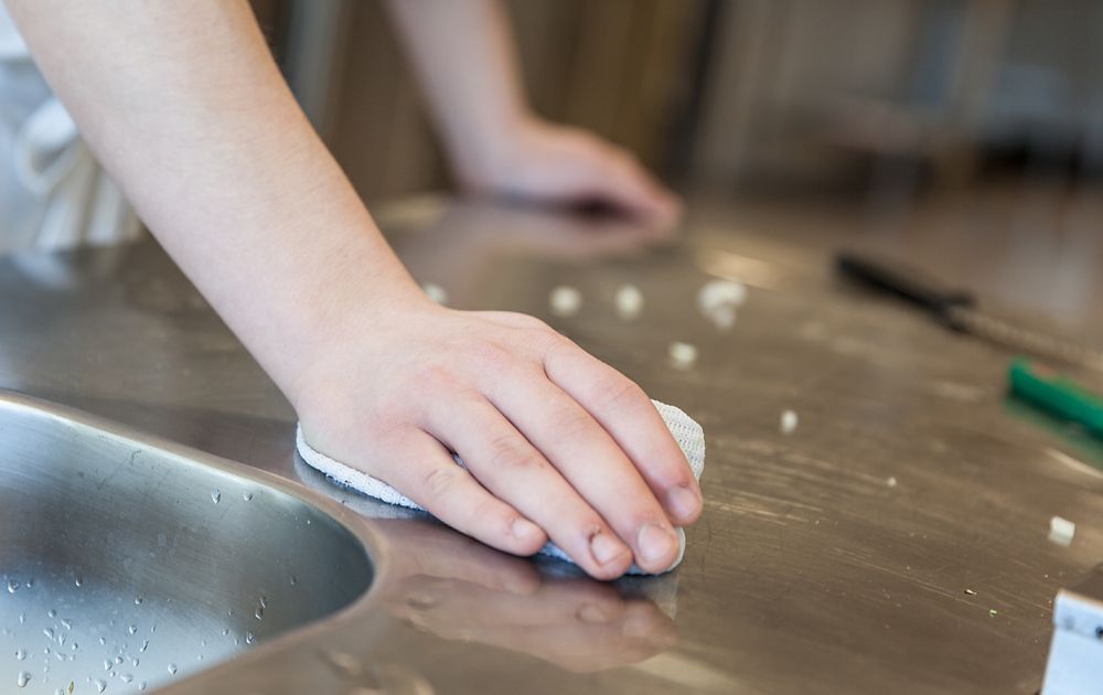 Vasking av arbeidsbenk. Foto.