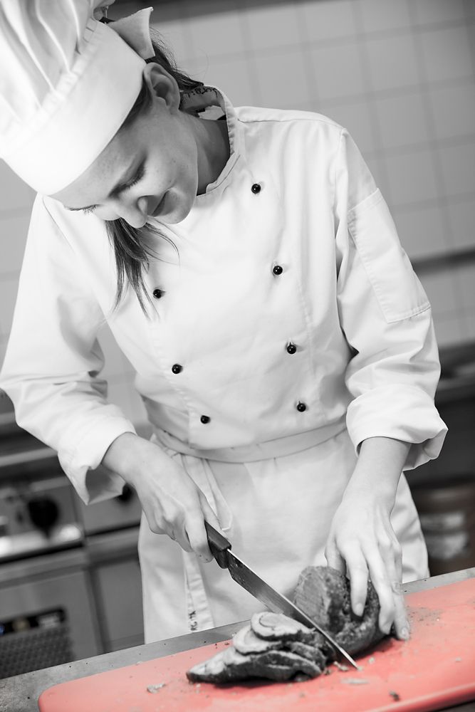 Kokk kutter opp en stek. Foto.