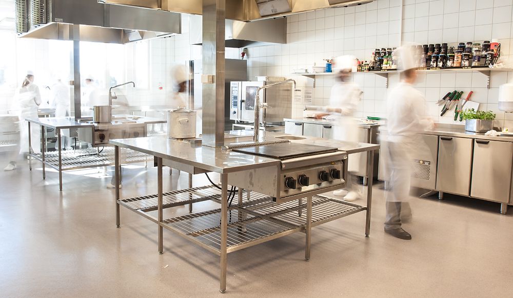 Kokker i arbeid på et storkjøkken. Foto.