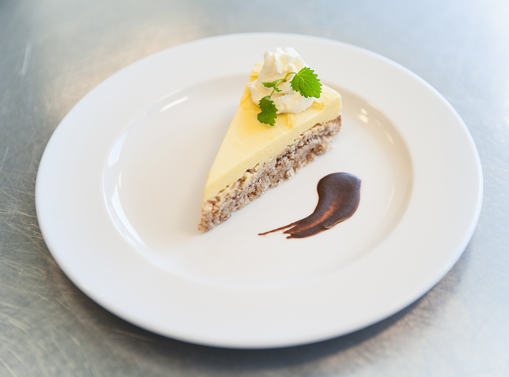 Dessertkake på en tallerken. Foto.