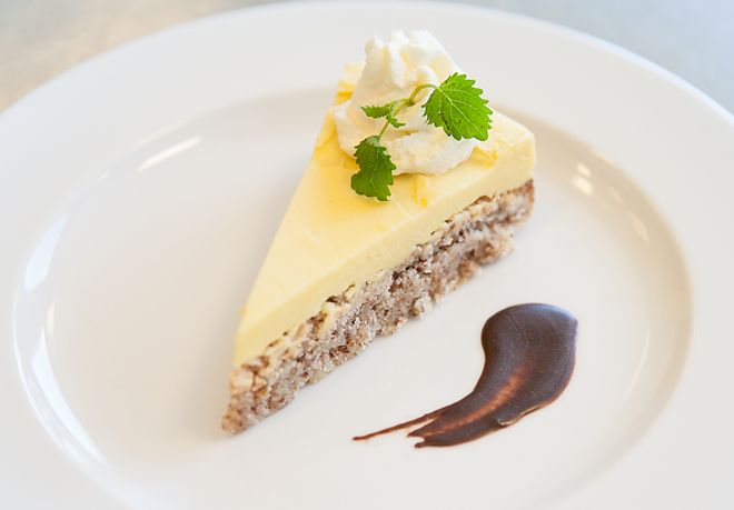 Eit stykke dessertkake på ein tallerken. Foto.
