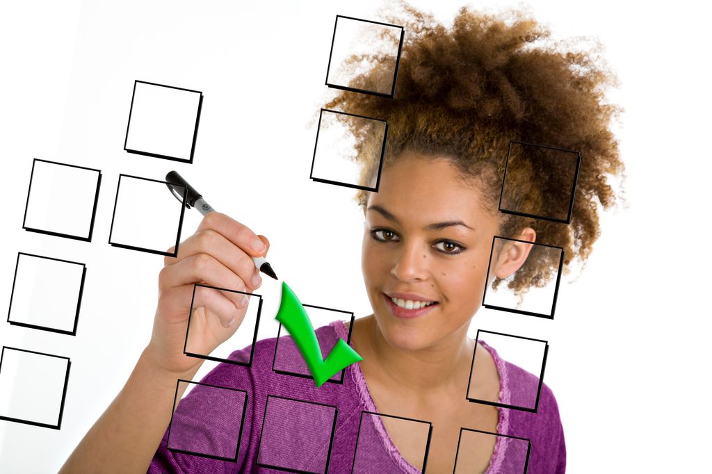 En jente står foran et rutenett og tegner en stor, grønn hake med tusj. Kollasj.