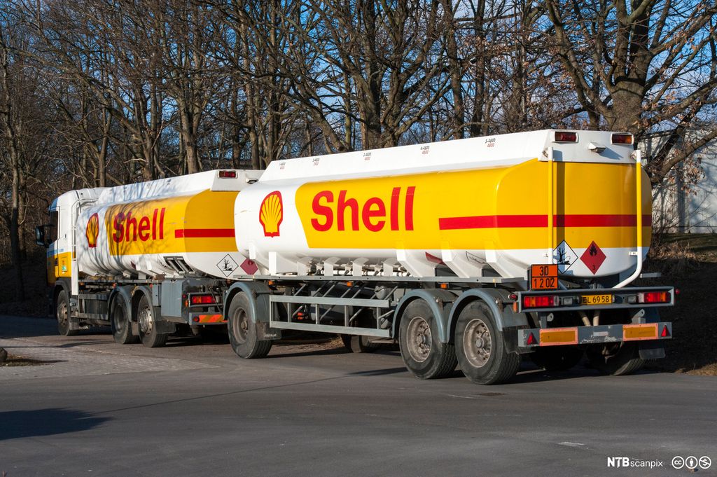 Bildet viser et tankvogntog fra Shell. Foto.