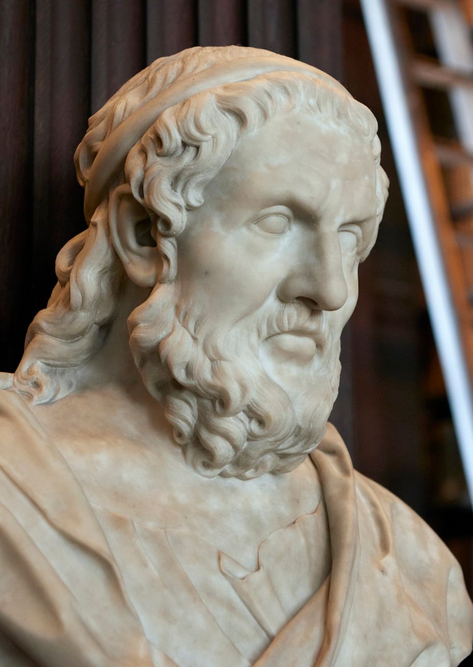 Byste av Platon. Stige og bokhyller i bakgrunnen. Foto.