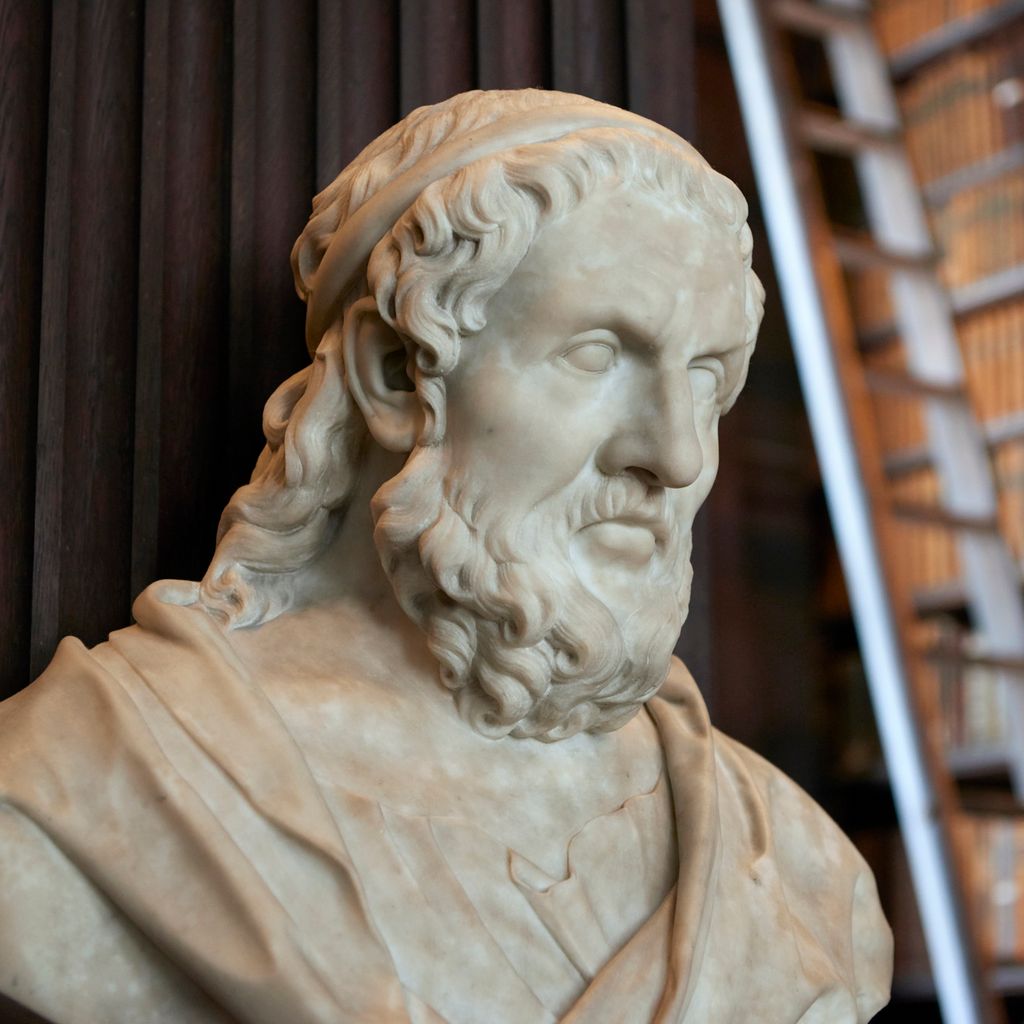 Byste av Platon. Stige og bokhyller i bakgrunnen. Foto.