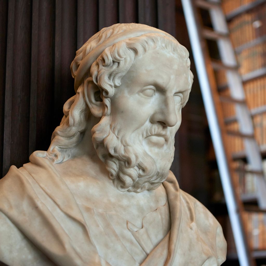 Byste av Platon. Stige og bokhyller i bakgrunnen. Foto.