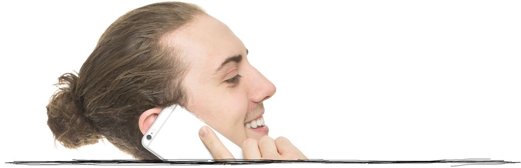 Ung mann som snakkar i telefonen. Bilde.