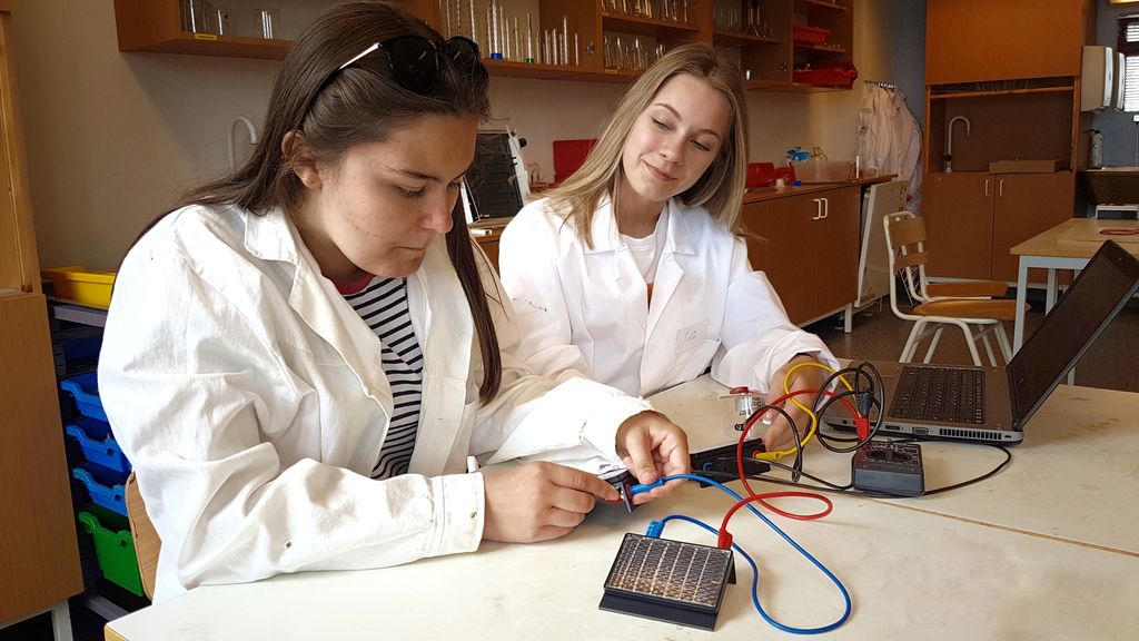 To jenter undersøker solceller. Foto.