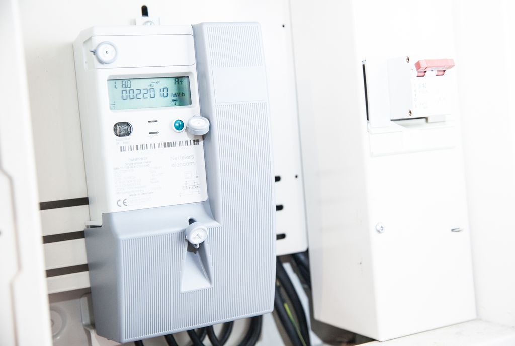 Straummålar i sikringsskåp. Foto.