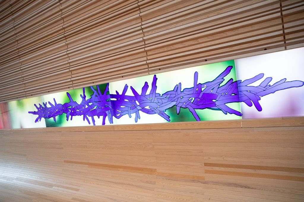 Kunst bak alteret i Bøler kyrkje. Foto.