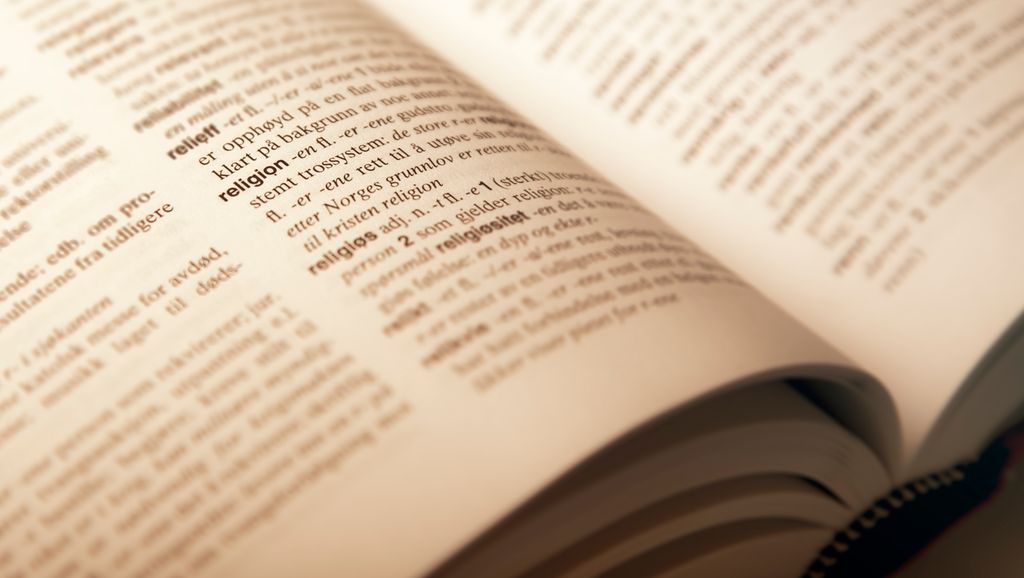 Ordet religion avbildet i en ordbok. 