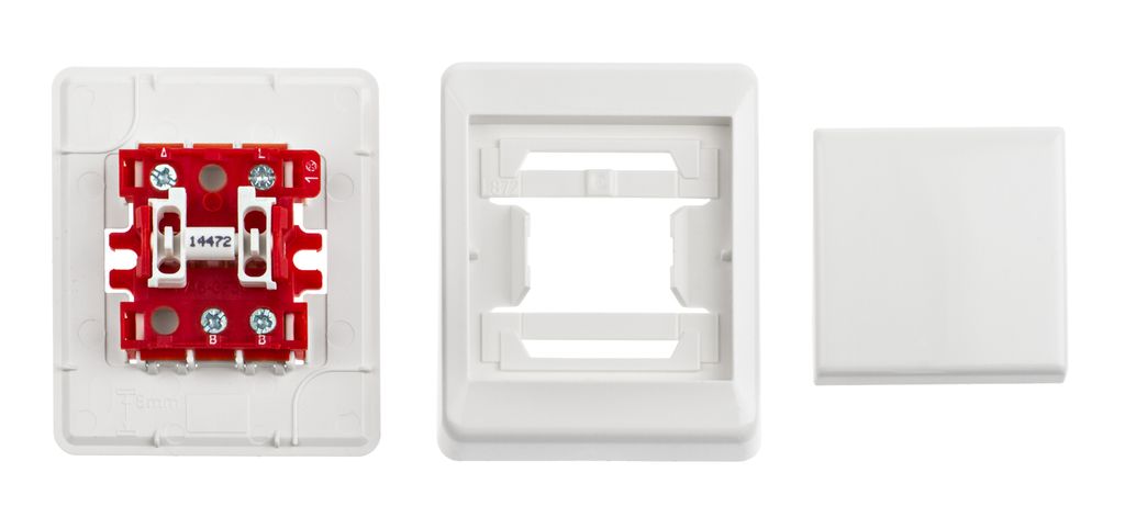 1-polt bryter i deler. Bryteren er satt sammen av disse delene når den skal monteres på en vegg i et åpent anlegg. Foto.