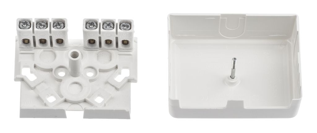 Standard koplingsboks med 6 skruterminaler for montering på vegg i åpen installasjon. Foto.