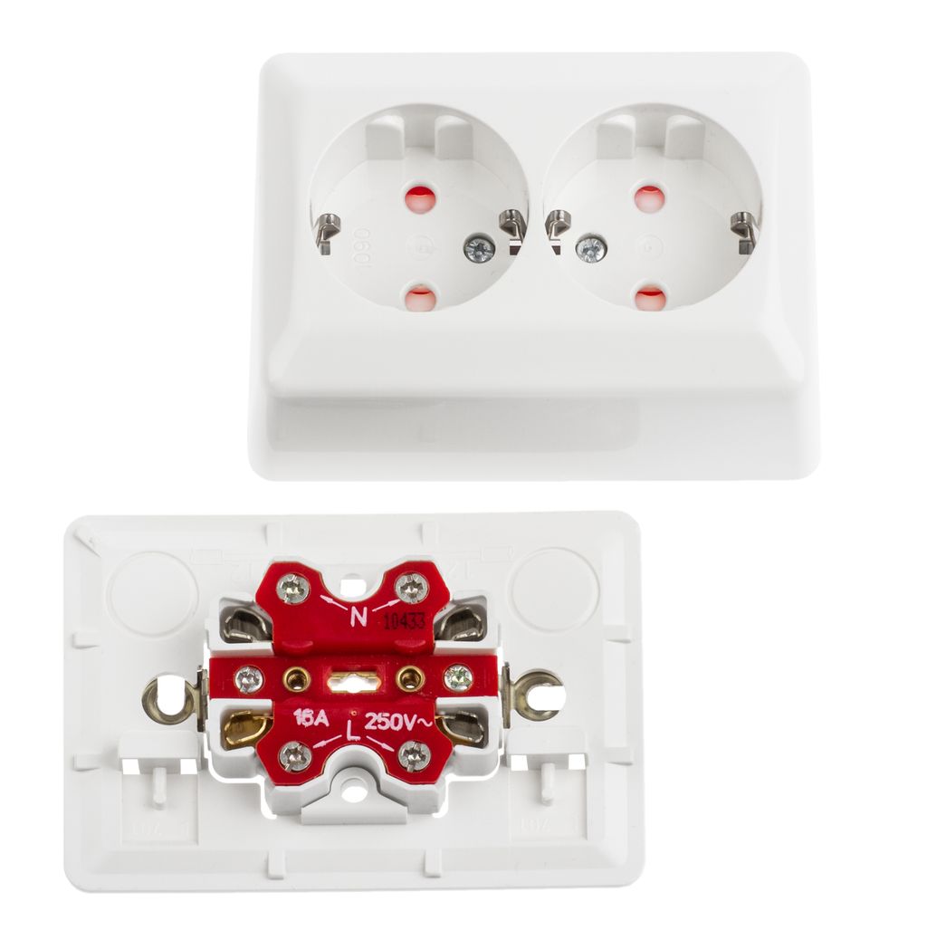 Standard dobbel stikkontakt med jord, for montering på vegg i en åpen installasjon. Foto.