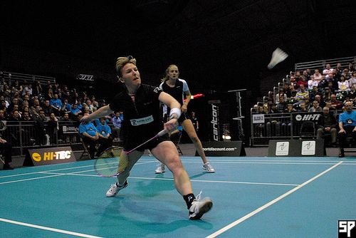 To personer med racket spiller badminton. Foto.