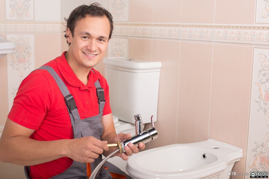 Rørleggeren i arbeid. Foto.