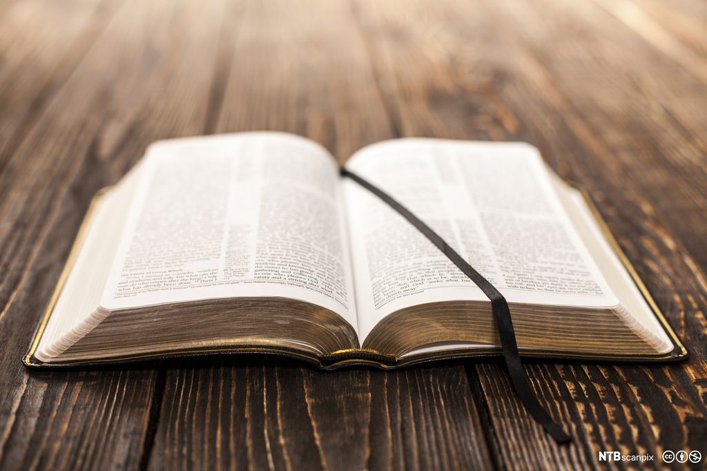 Oppslått bibel. Foto.