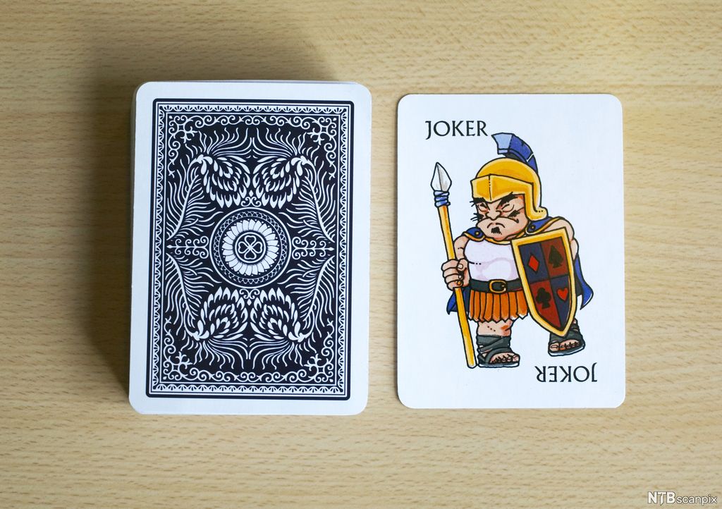 En kortstokk der en joker har bildesiden opp. Foto.