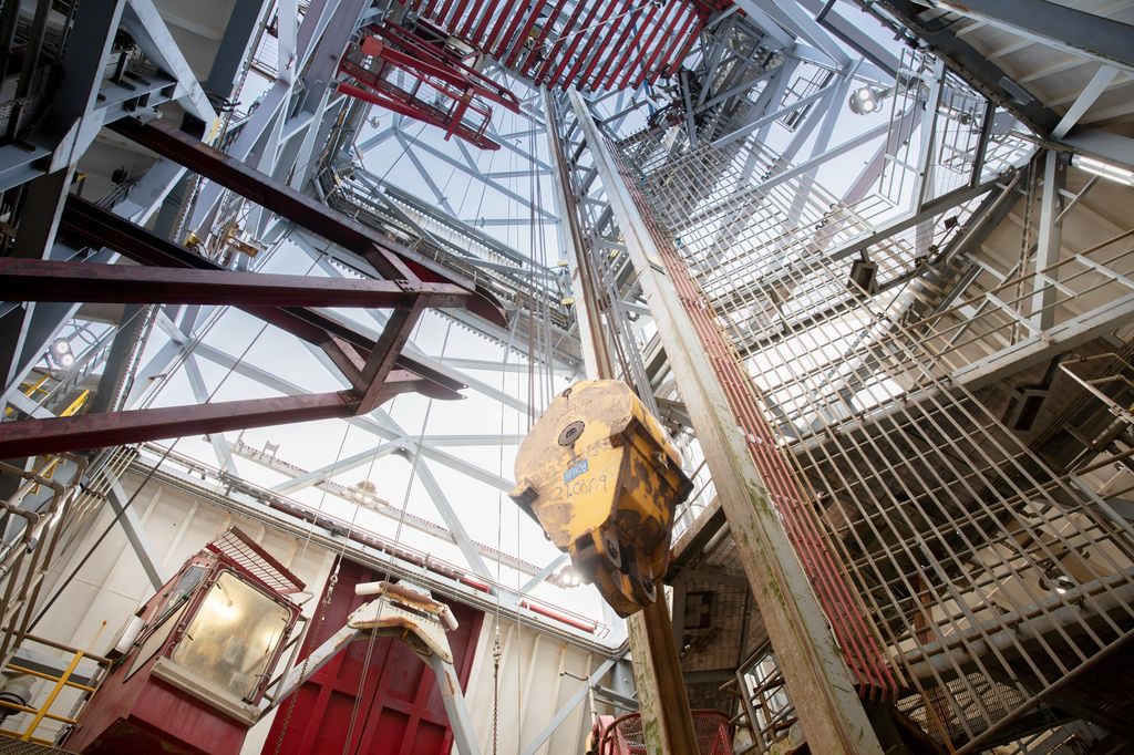 Utsikt fra bunnen til toppen av boretårnet på en oljeplattform. Foto.