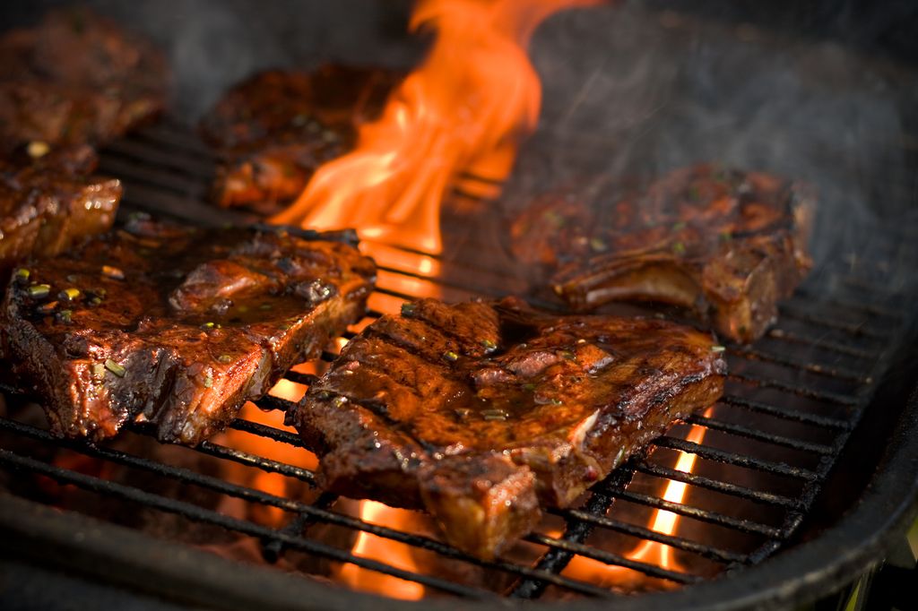 Kjøt som ligg på ein grill. Foto.