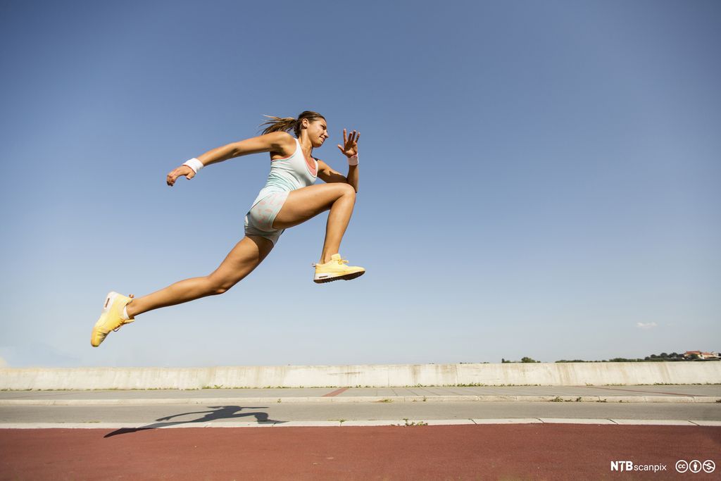 Jente hopper lengde. Foto.