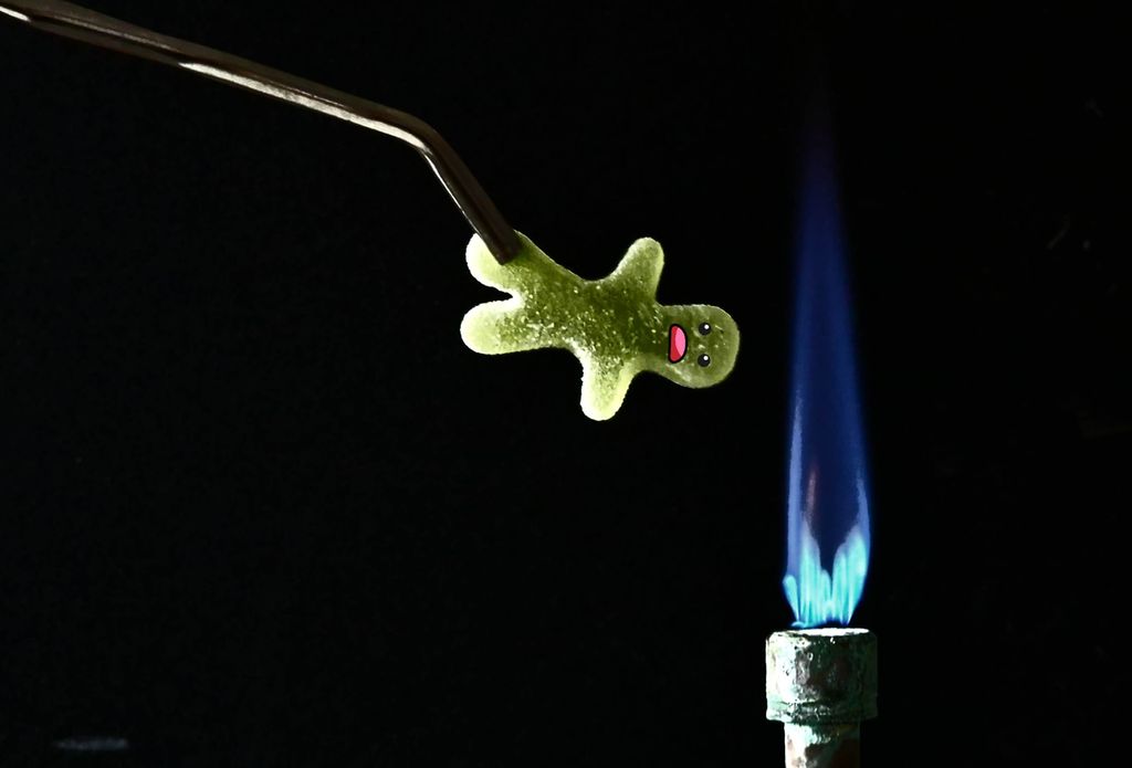 Seigmann med fortvilet ansiktsuttrykk holdes inn i flamme. Illustrasjon.