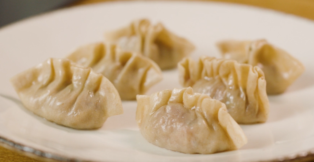 En tallerken med ferdig dampede dumplings. Foto.