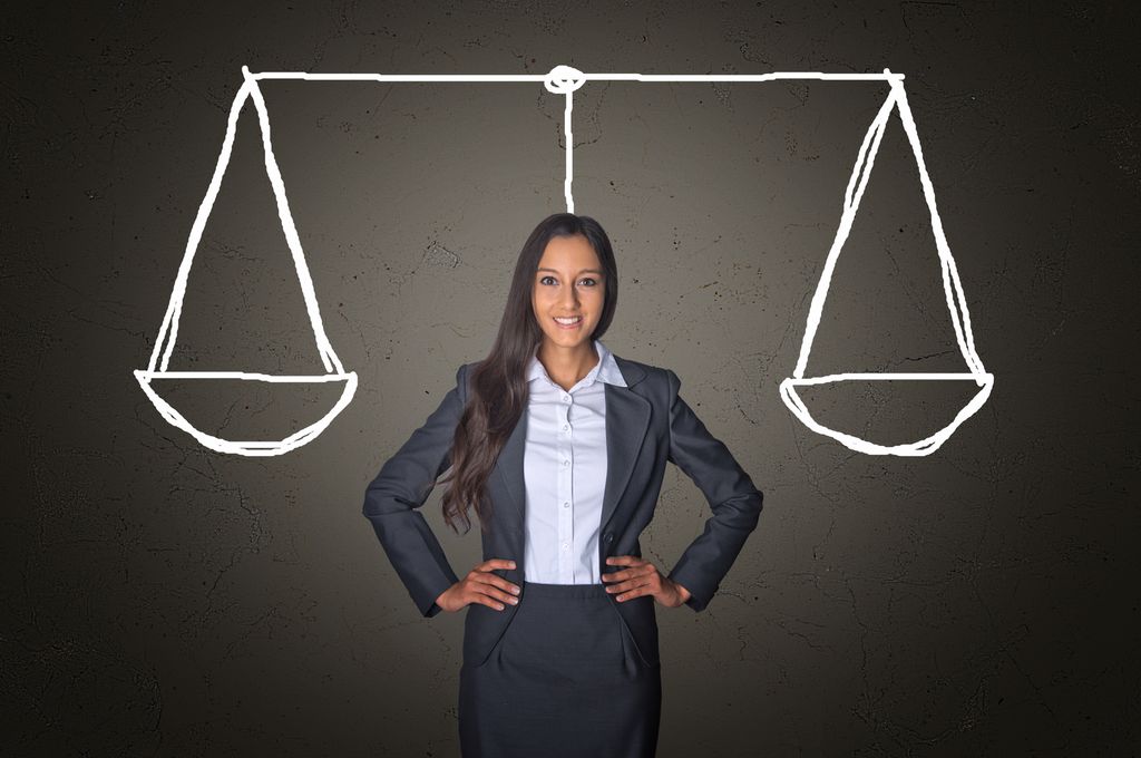 Profesjonelt kledd kvinne framfor ei teikning av to vektskåler. Kollasj.