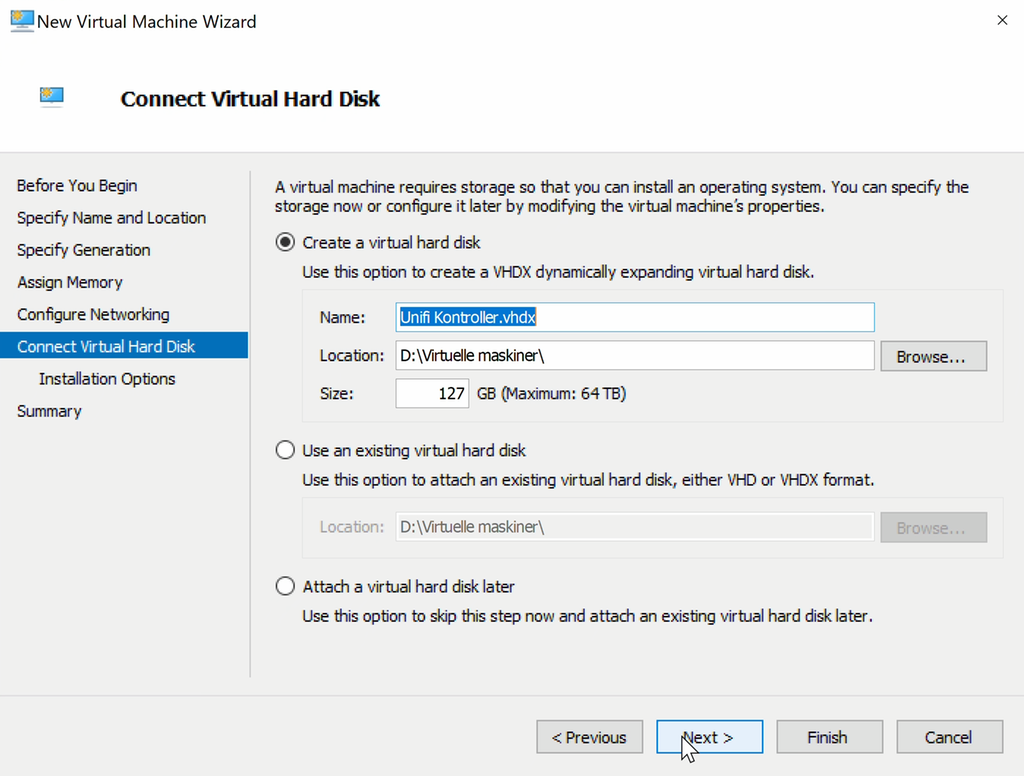 Skjermvindu med tittelen Connect Virtual Hard Disk. Det inneholder felter for å sette navn på den virtuelle harddisken, for plassering og for størrelse. Man kan også velge å bruke en eksisterende virtuell harddisk eller å sette det opp senere. Skjermbilde.