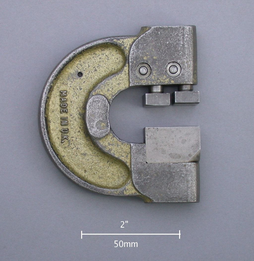 Måleverktøy med hesteskoform. Foto.