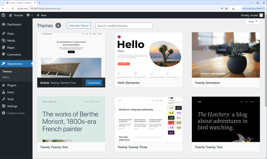 Nettleser som viser en sidemeny med mange valg og et hovedvindu med forskjellige nettsidemaler som kan velges i Wordpress. Skjermbilde.