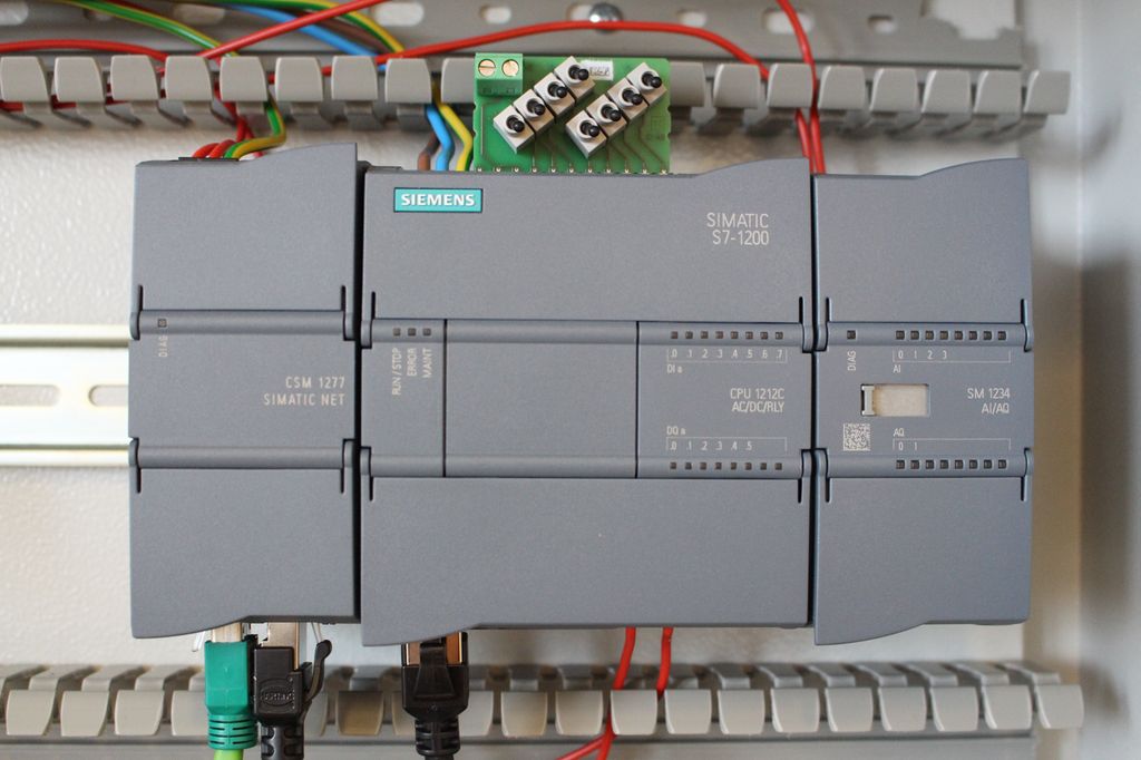 Bildet viser en elektrisk komponent, PLS (programmerbar logisk styring), av en type som er vanlig i industrielle anlegg. Foto.