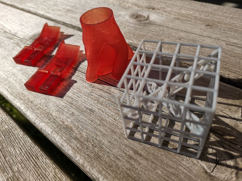 Herding av resindeler i sollys. Foto.