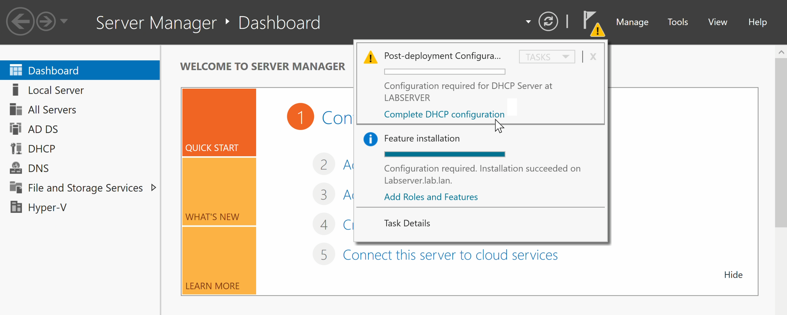 Utklipp fra Server Manager. I «Notifications»-menyen oppe på toppen vises en liste.  Øverst står det «Post-deployment configuration». Musepekeren er over lenken «Complete DHCP configuration» i dette feltet.