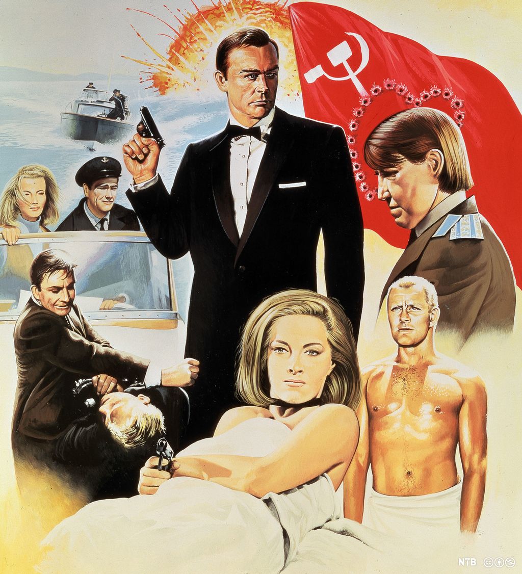 På en tegnet filmplakat står den svartkledde agenten James Bond i midten med en pistol i den ene hånda. Han er omkranset av andre personer fra filmen i ulike situasjoner: en vakker, elegant kvinne med pistol, en mann i russisk uniform, to agenter som slåss, en agent som skyter fra en båt. I bakgrunnen er det en eksplosjon og et sovjetisk flagg med kulehull som former et hjerte. Illustrasjon.