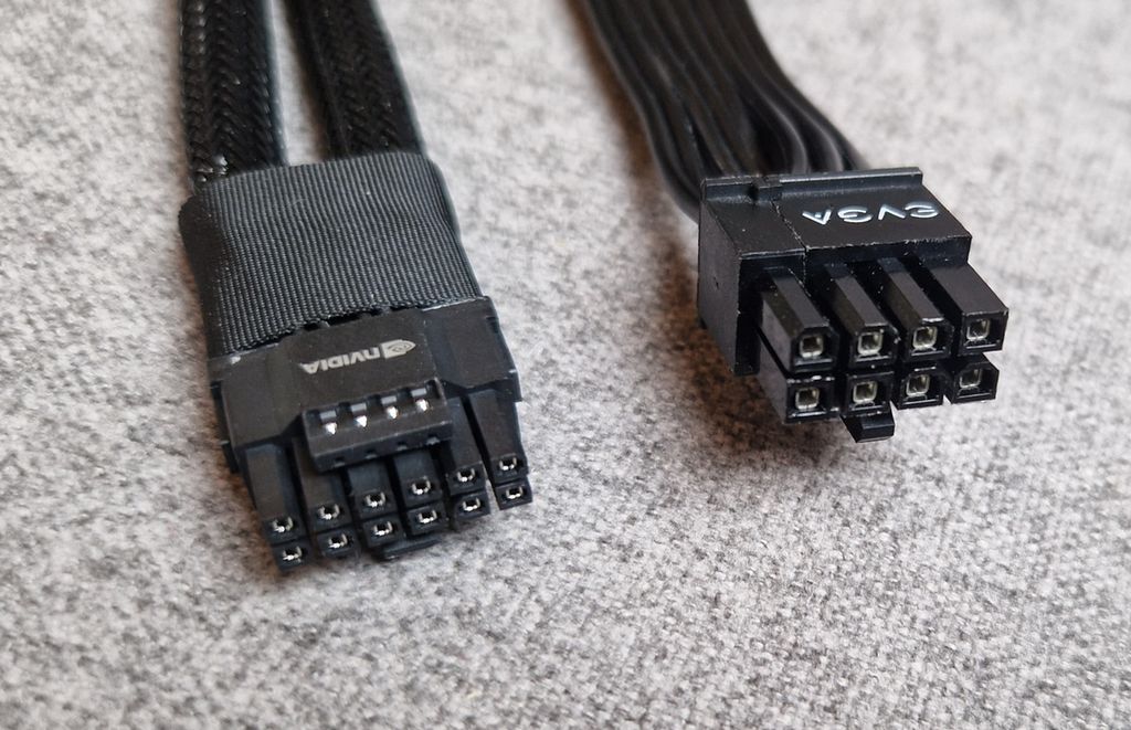 To kontakter ved siden av hverandre. Den ene har to rader med seks små pinner i hver rad. Den andre har to rader med fire pinner i hver rad, og pinnene er litt større. Foto.