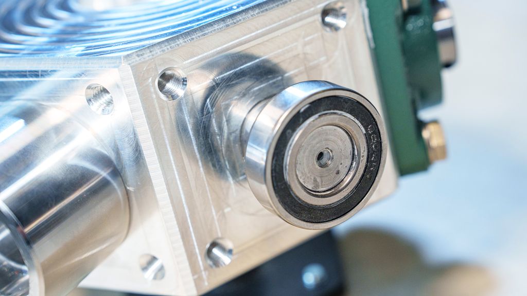 Et rundt lager som er festa på en aksling. Foto.