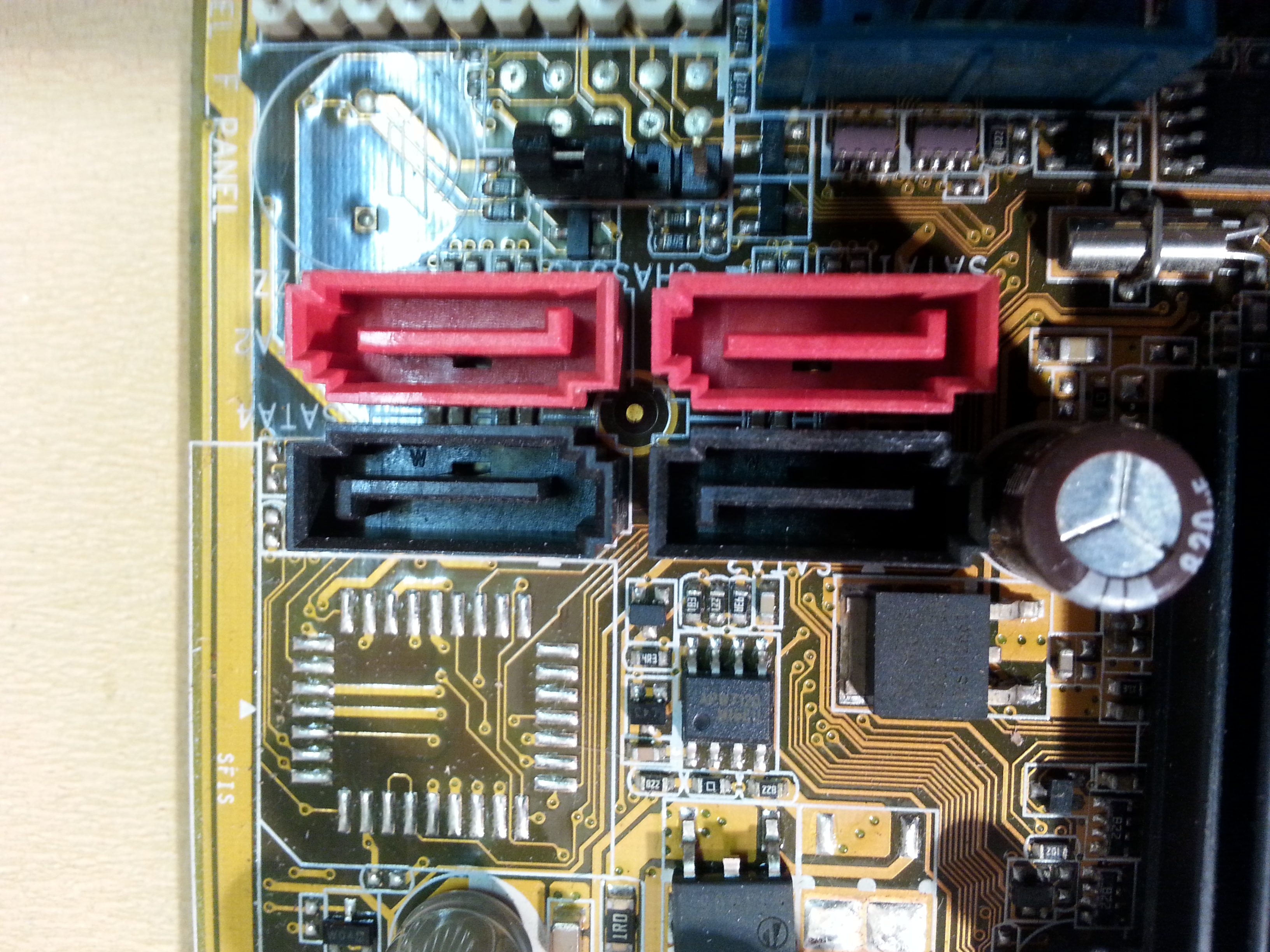 Nærbilde av SATA-kontakten på hovedkortet. Foto.